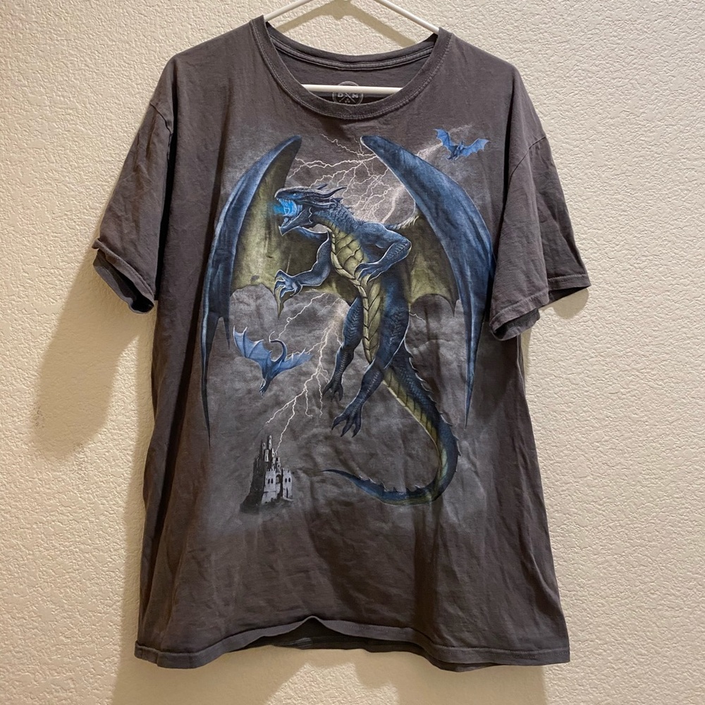 💛3/$15 Men’s dragon t-shirt